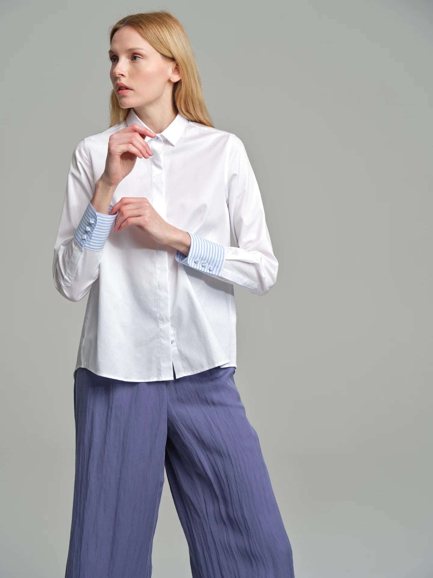 Casual loose fit shirt with striped cuffs - Image 2
