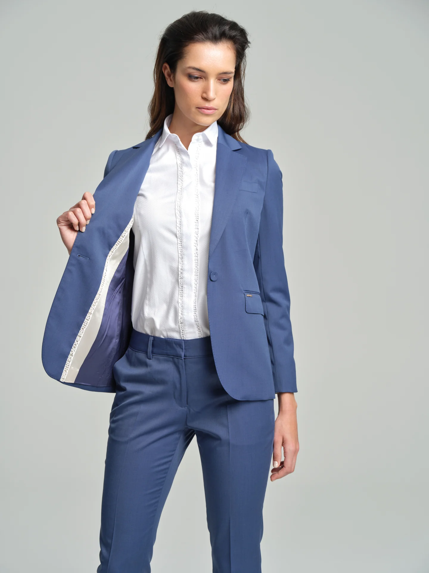 Comfortable suit in statement color - Image 2