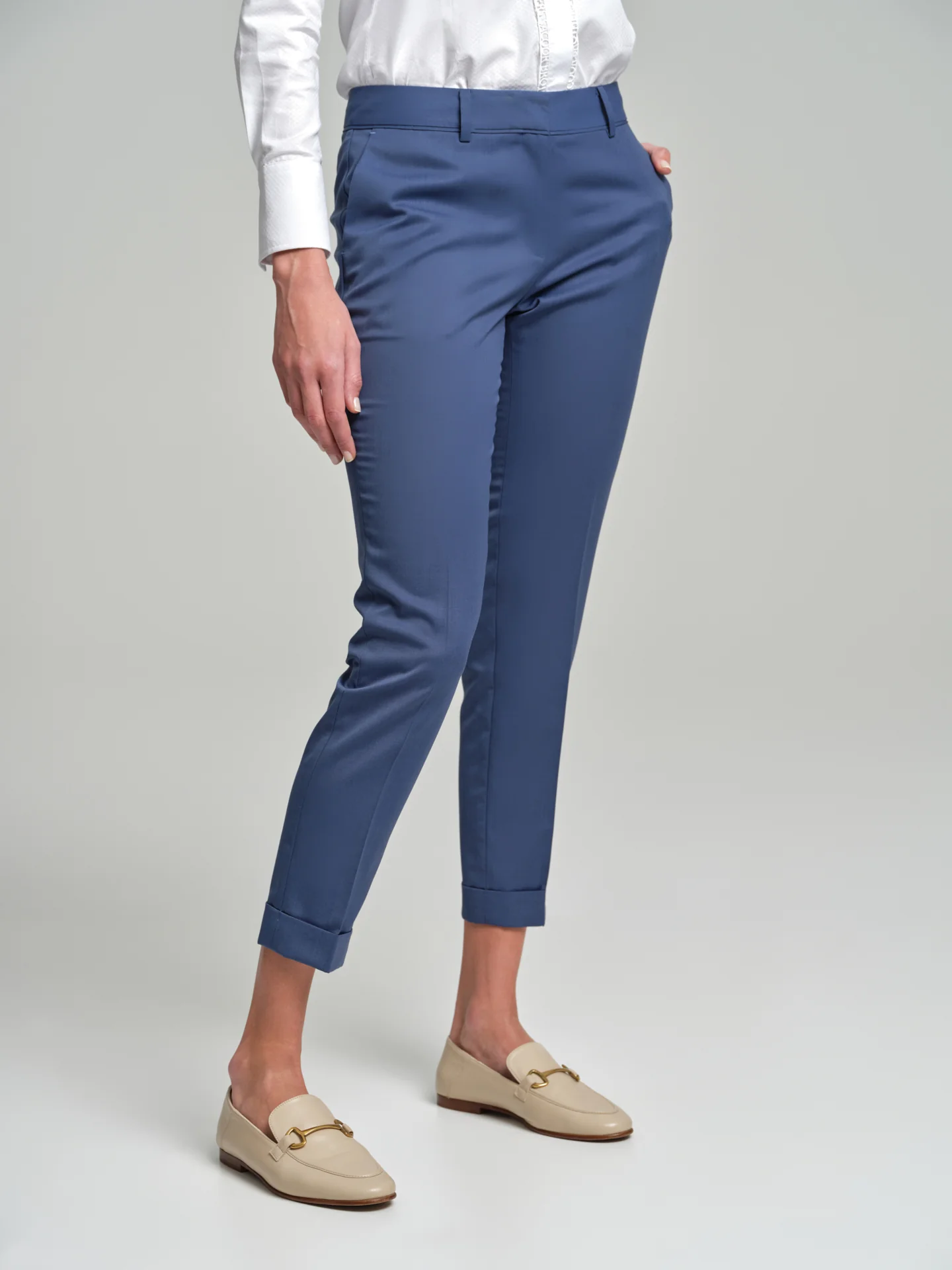 Comfortable suit in statement color - Image 4