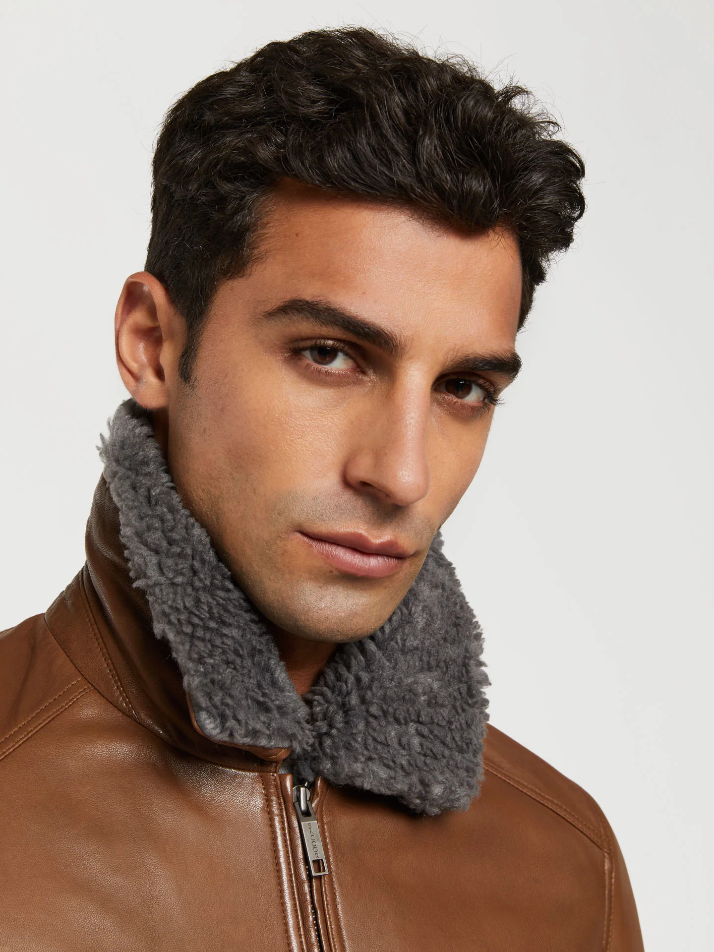Leather aviator jacket with detachable recycled fur - Image 4