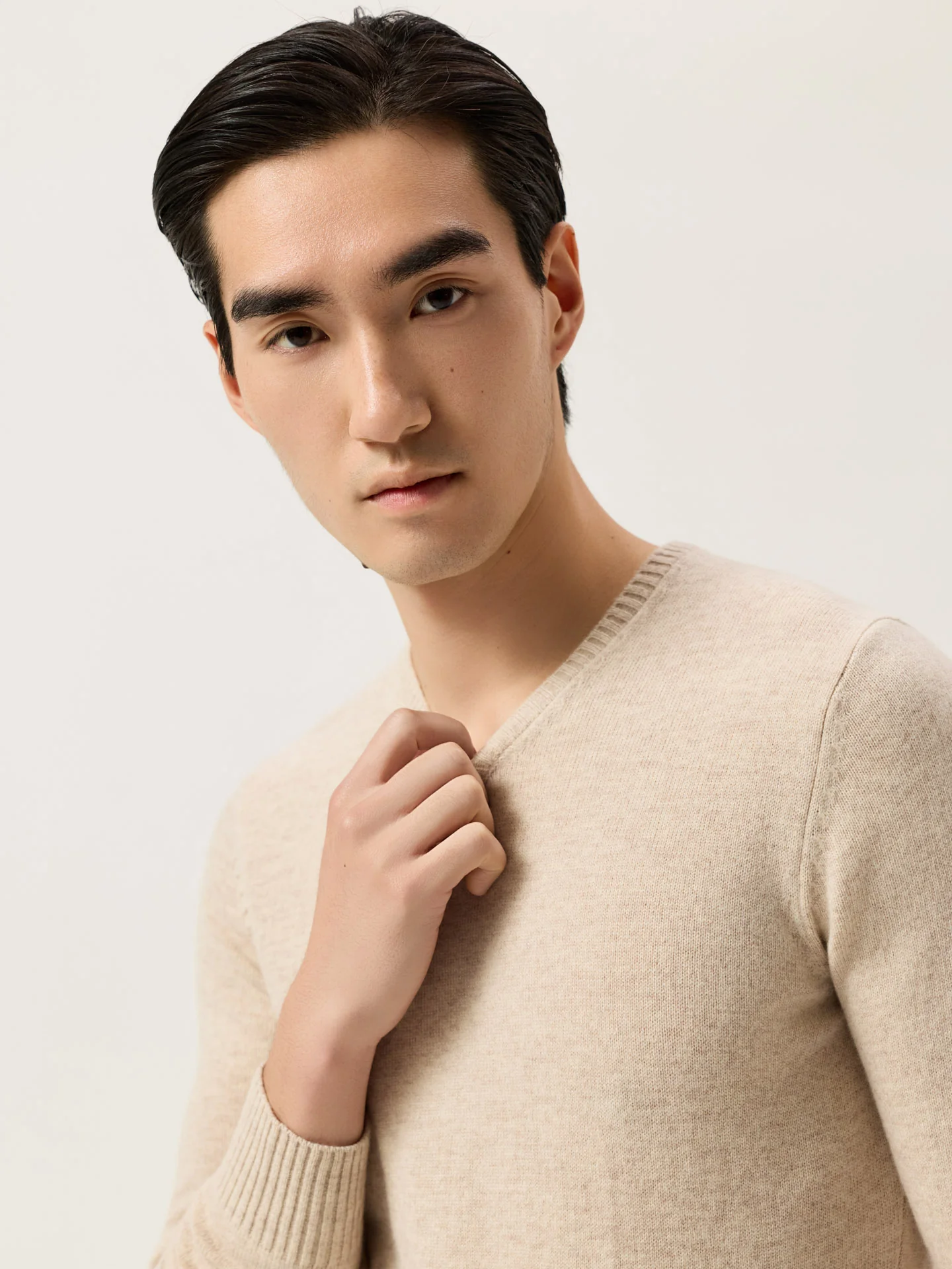 Long Sleeve V-Neck Sweater In Pure Lambswool - Image 10