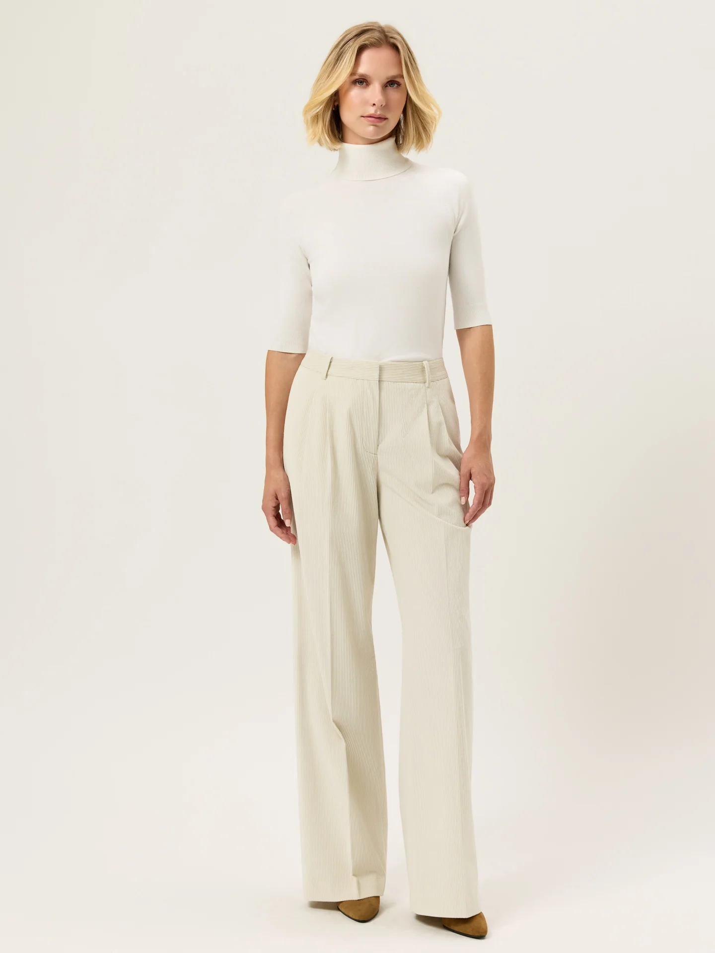 Loose Fit Trousers In 100%Cotton Corduroy With Pleats - Image 4