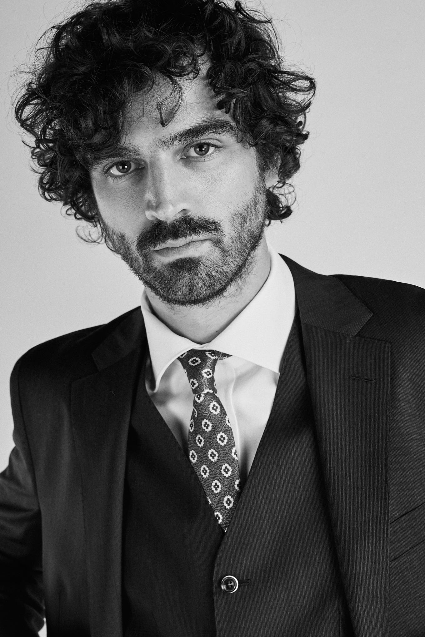 Men's Classic Slim Fit Suit with Pinstripe Waistcoat - Image 9