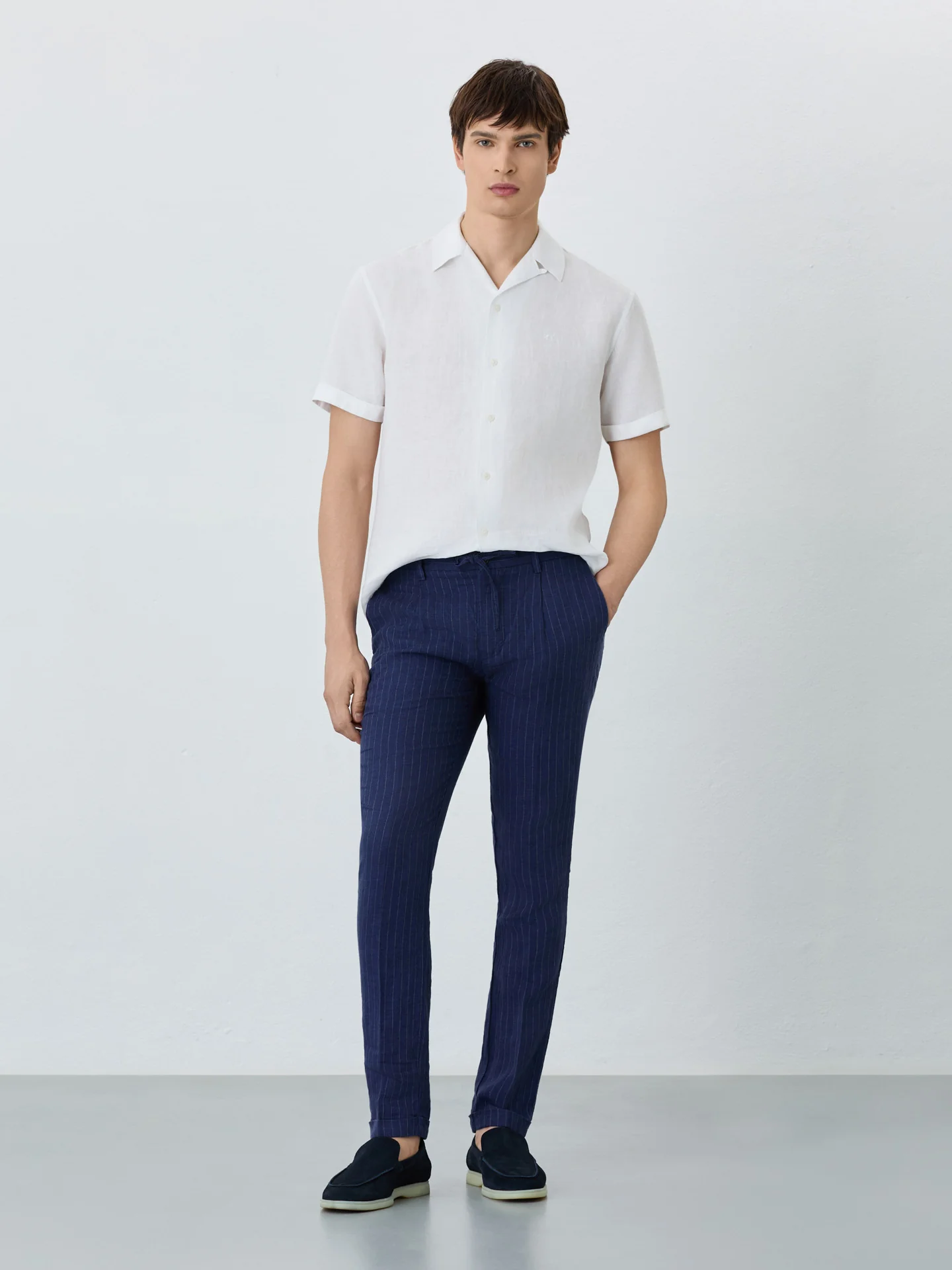Slim Fit Chino Trousers With Pleats And String In Linen With Stripes