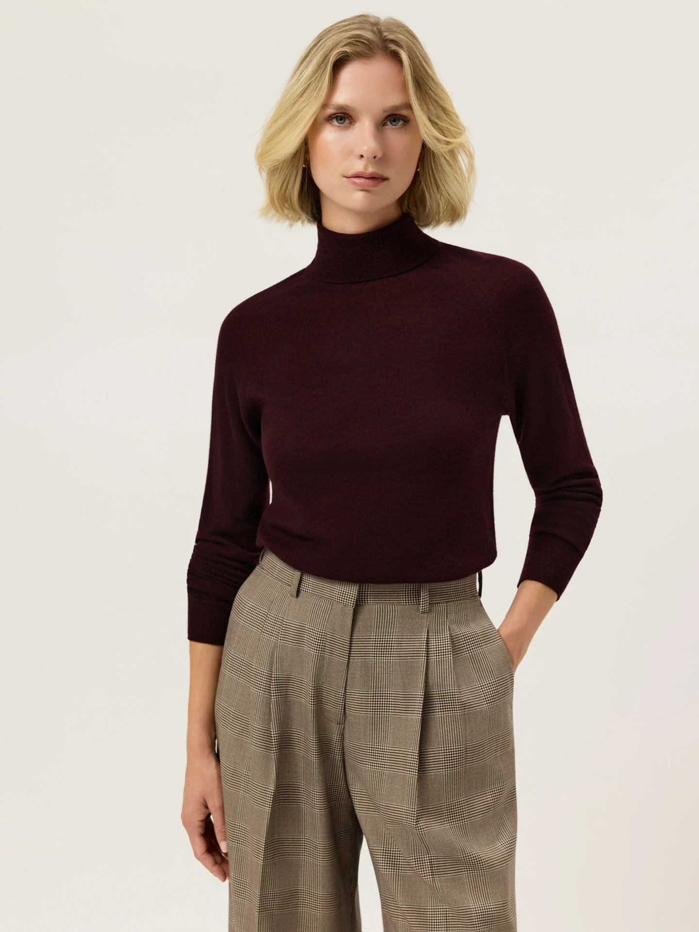 Turtle Neck Seamless Sweater In Wool Cashmere blend - Image 10
