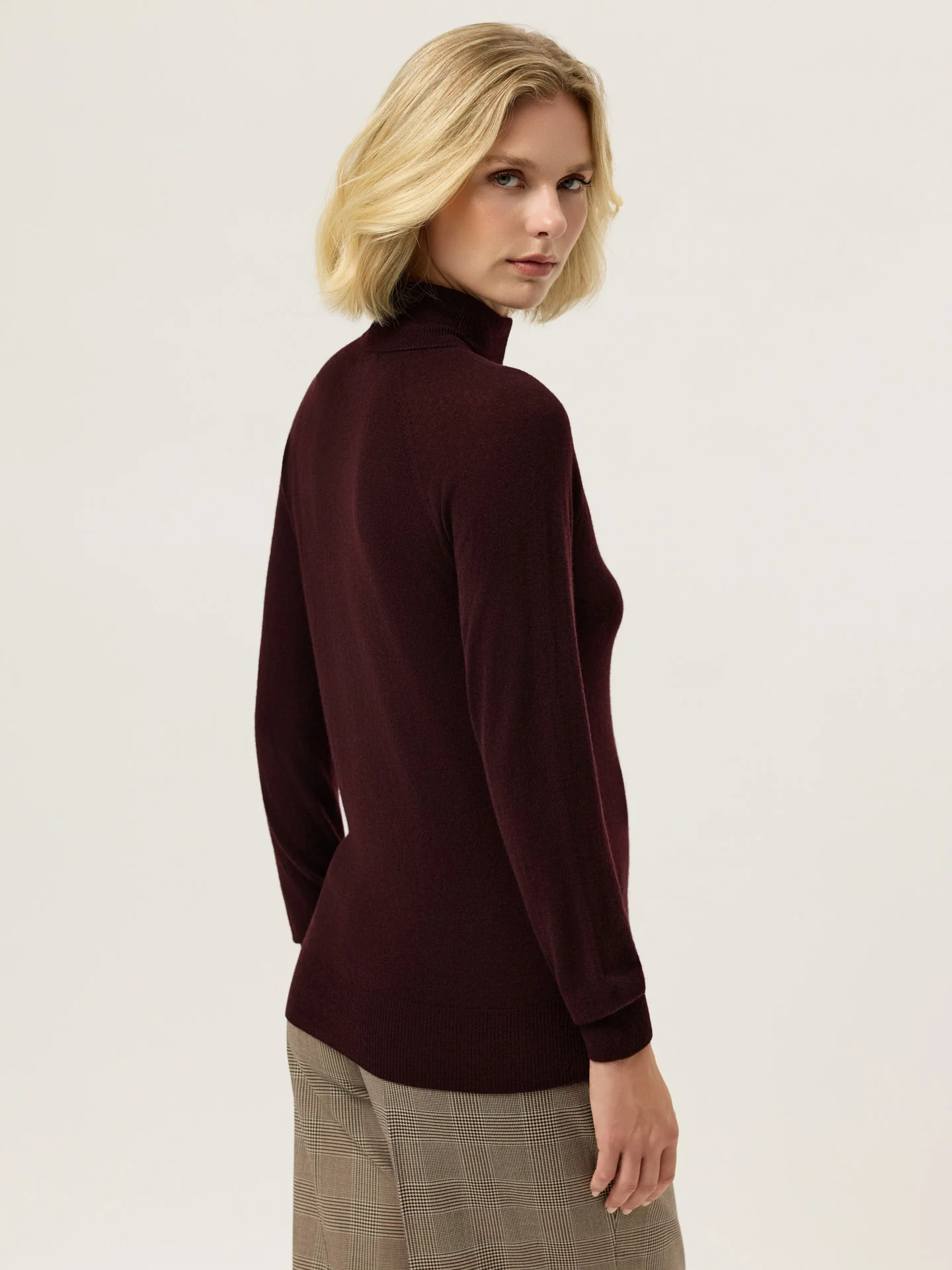 Turtle Neck Seamless Sweater In Wool Cashmere blend - Image 11