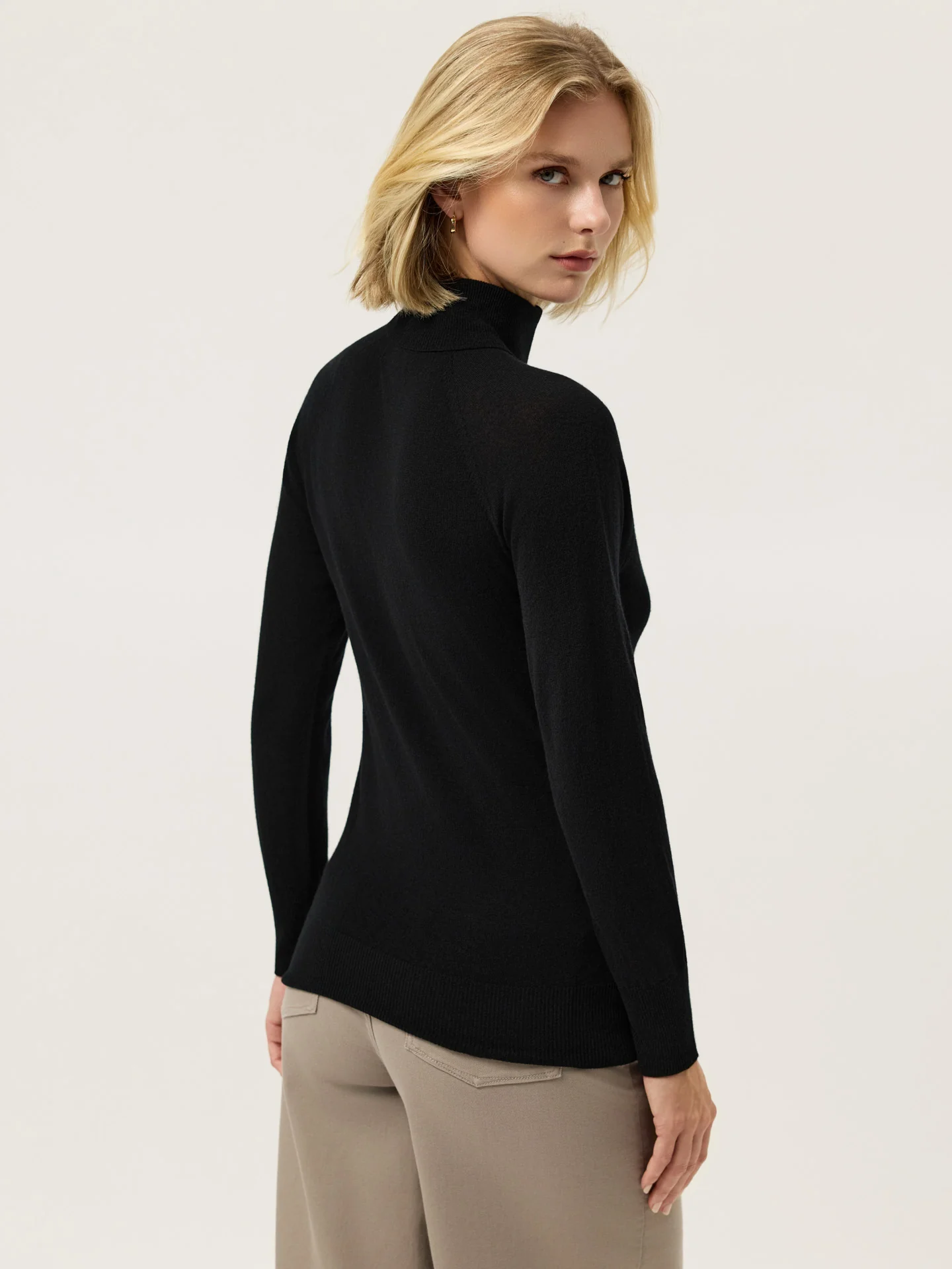 Turtle Neck Seamless Sweater In Wool Cashmere blend - Image 3