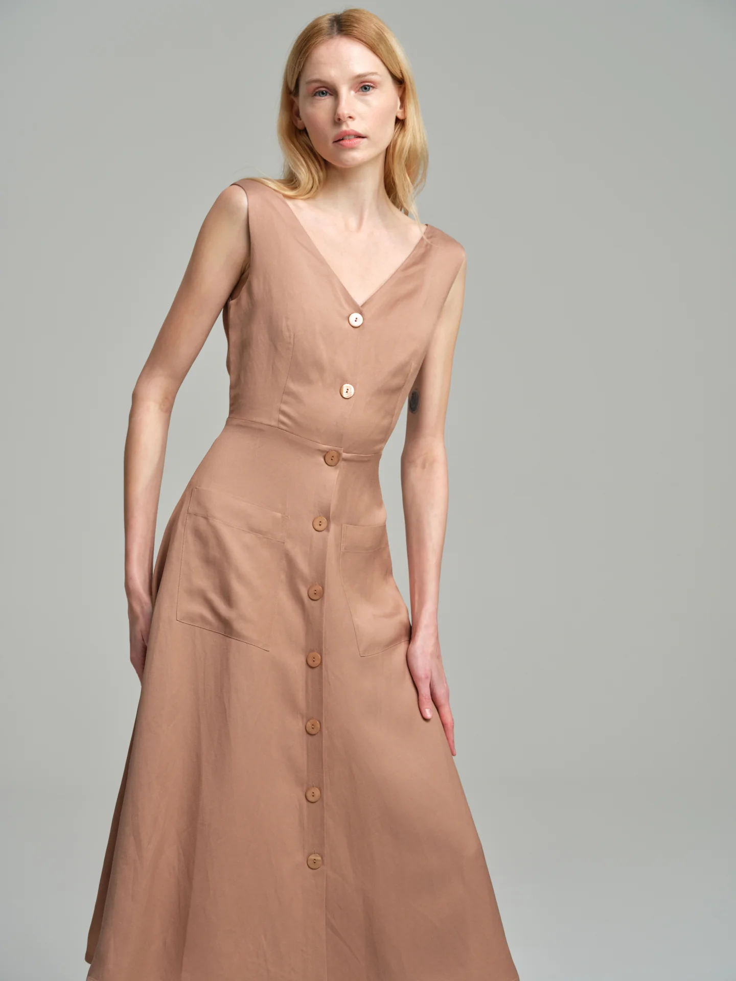 V-neck rustic dress with back opening - Image 2