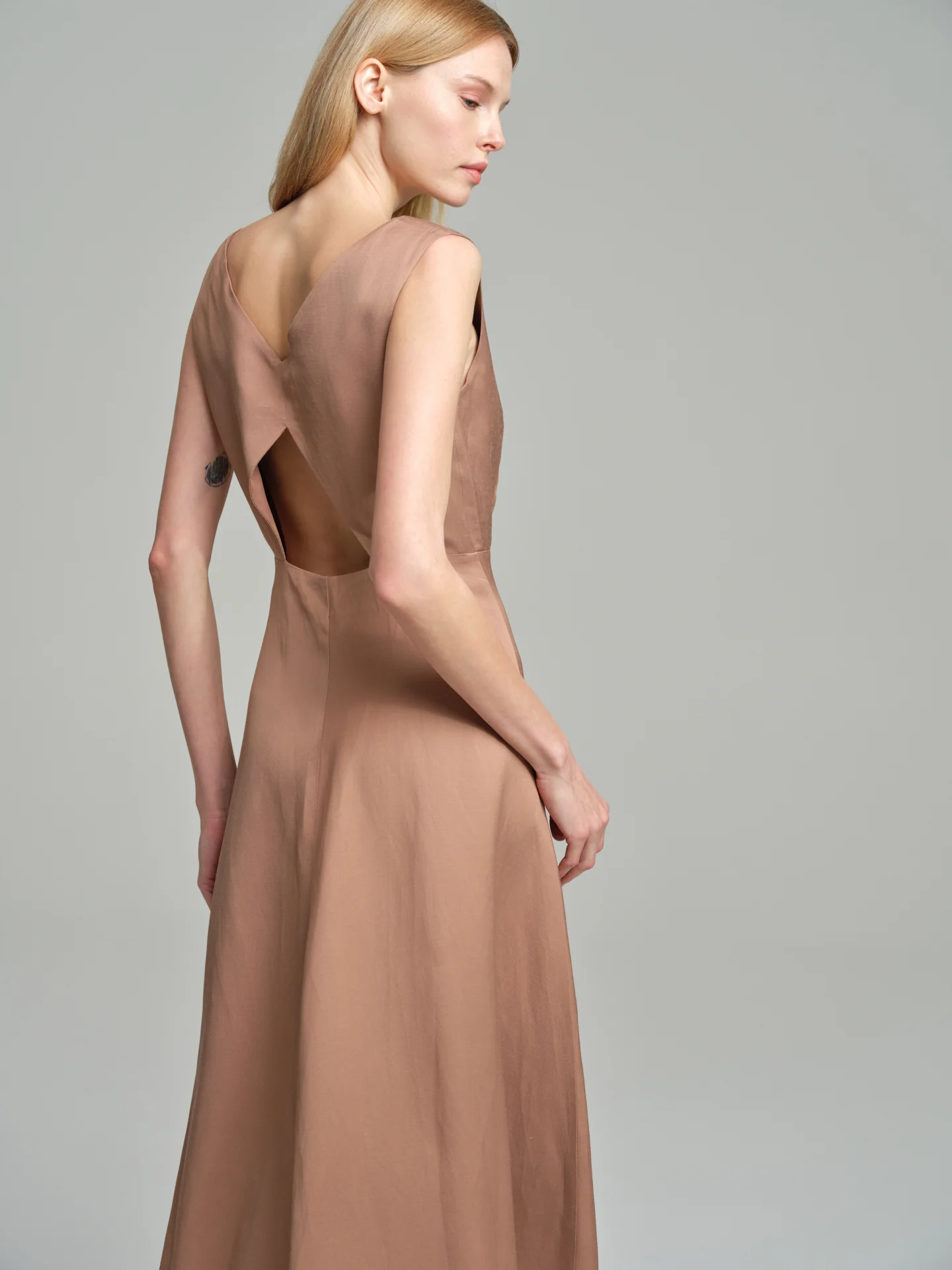 V-neck rustic dress with back opening - Image 3