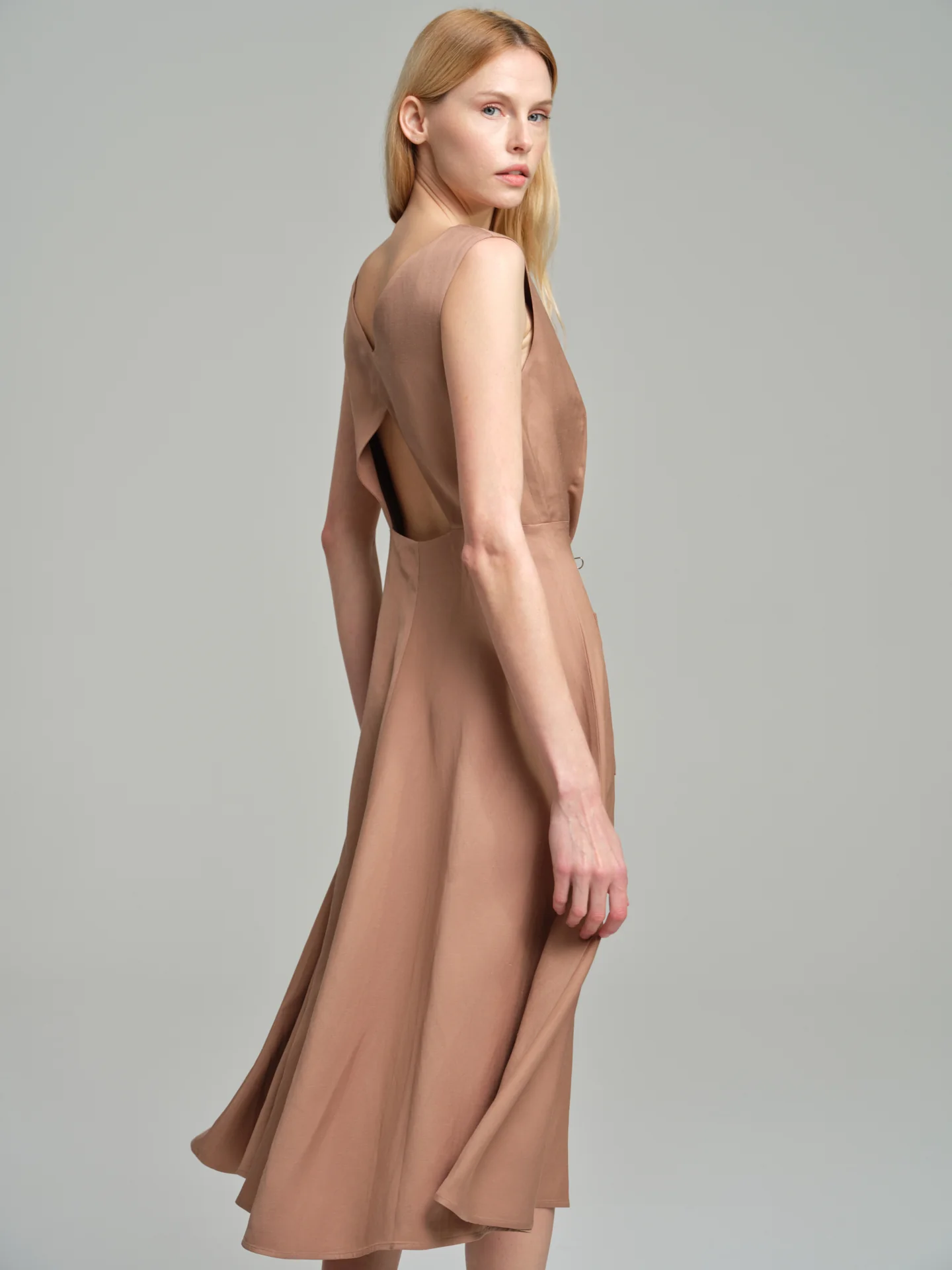 V-neck rustic dress with back opening - Image 4