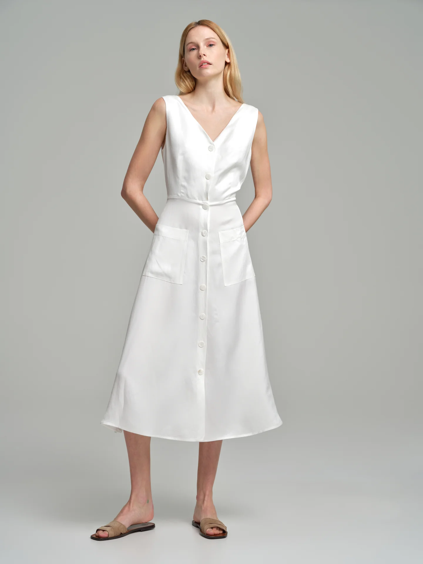 V-neck rustic dress with back opening - Image 5