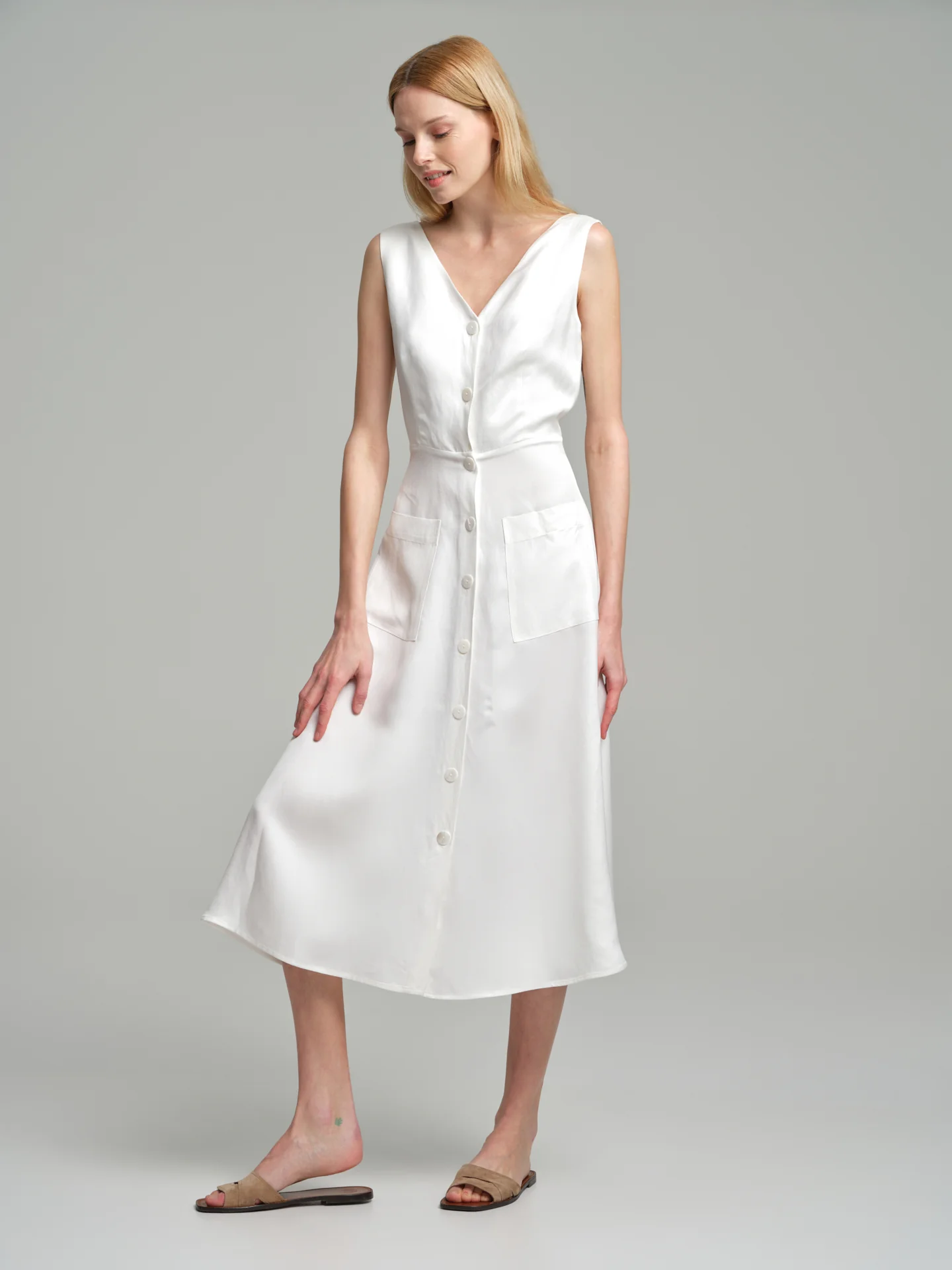 V-neck rustic dress with back opening - Image 6