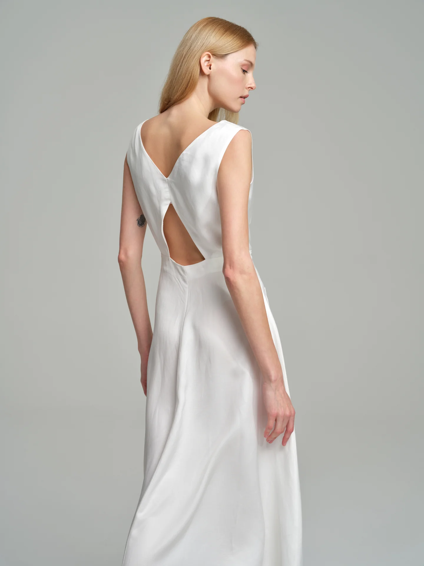 V-neck rustic dress with back opening - Image 9
