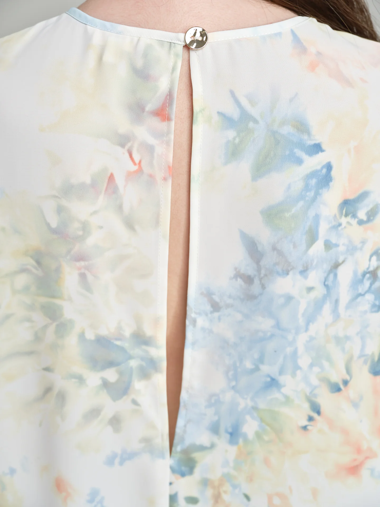 Watercolor printed top with twisted collar - Image 5